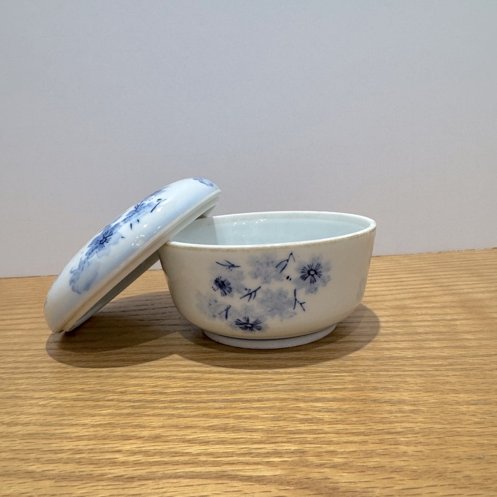 Vintage Blue Floral Ceramic trinket box with lid - Picture 4 of 7